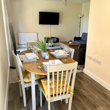 Spacious 2-Bedroom House With Free Parking Chatham  Esterno foto