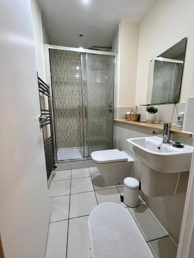 Spacious 2-Bedroom House With Free Parking Chatham  Esterno foto