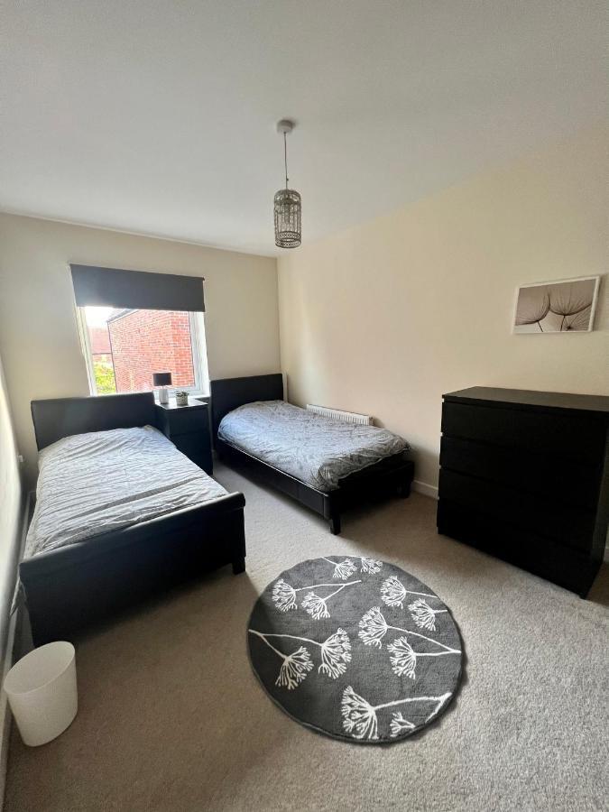 Spacious 2-Bedroom House With Free Parking Chatham  Esterno foto
