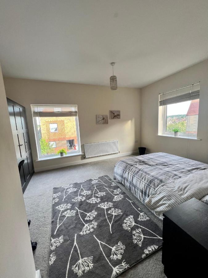 Spacious 2-Bedroom House With Free Parking Chatham  Esterno foto
