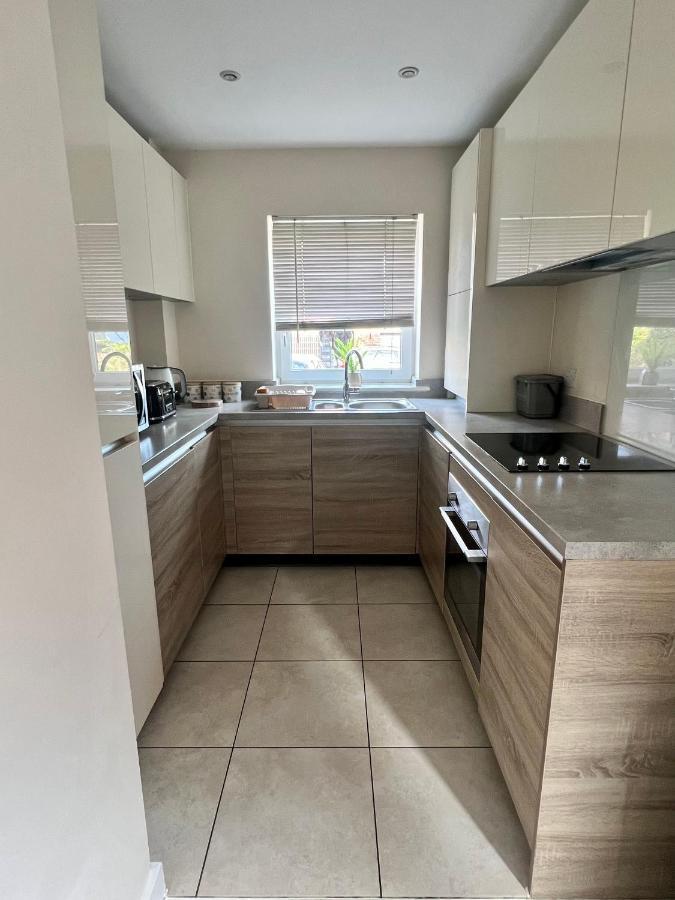 Spacious 2-Bedroom House With Free Parking Chatham  Esterno foto