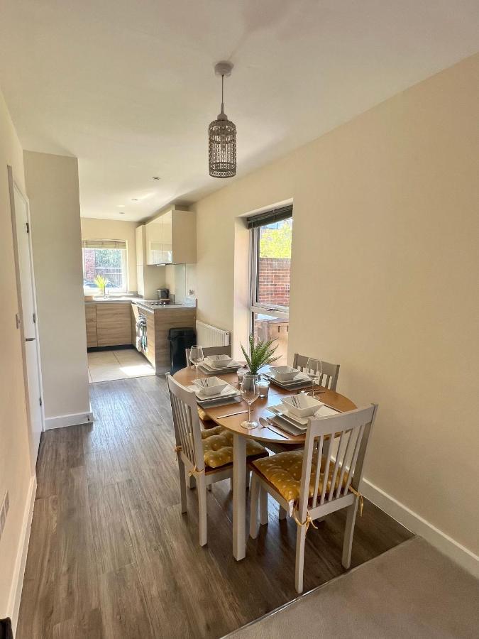 Spacious 2-Bedroom House With Free Parking Chatham  Esterno foto