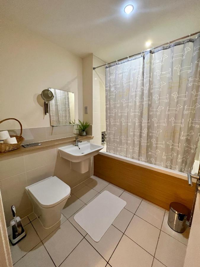 Spacious 2-Bedroom House With Free Parking Chatham  Esterno foto